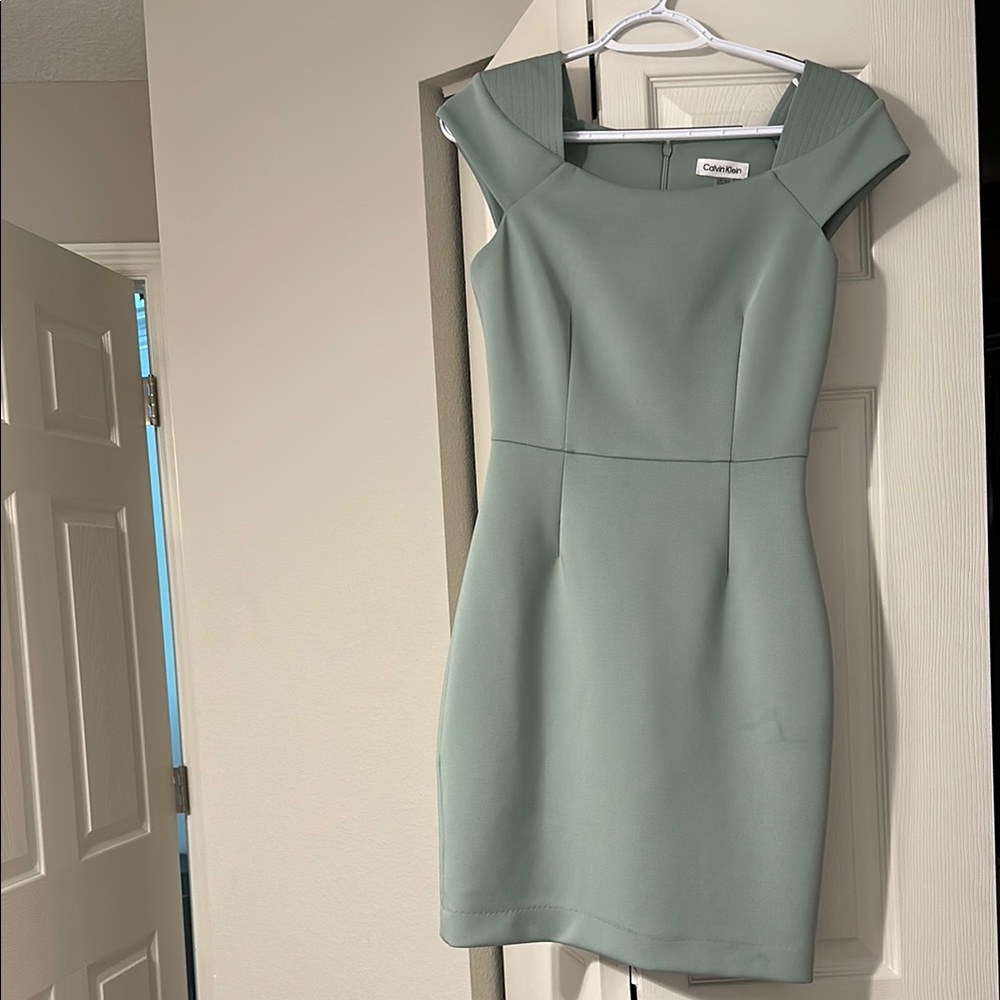 Calvin Klein Green Sheath Dress with Cap Sleeves and Bateau Neckline